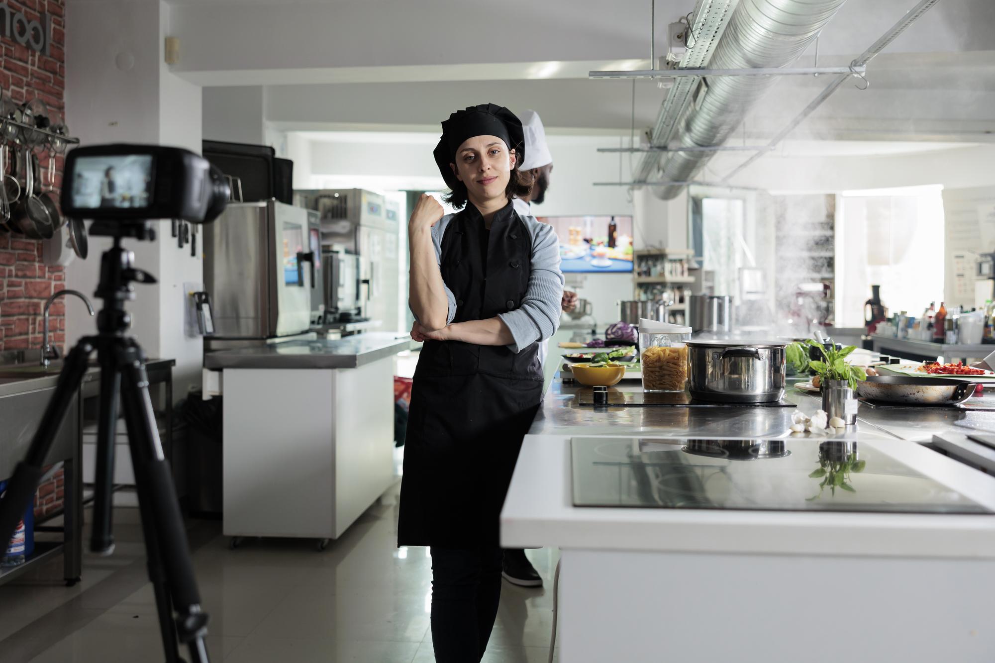 Cucina elegante con attrezzatura professionale